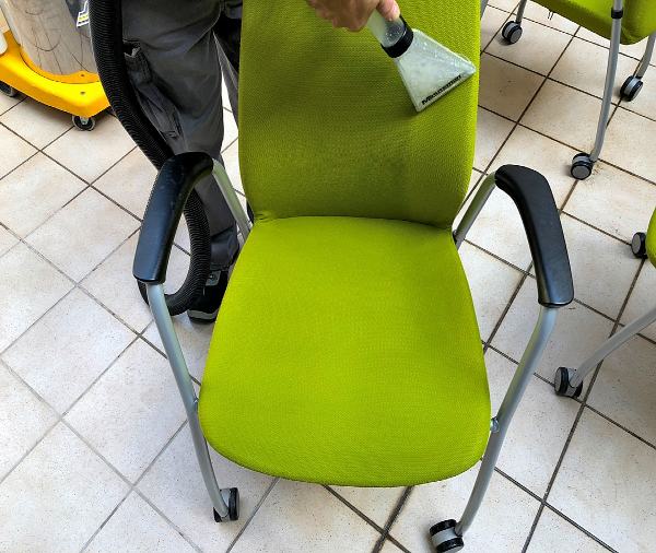 Limpieza y mantenimiento sillas oficina en Barcelona con inyección y extracción
