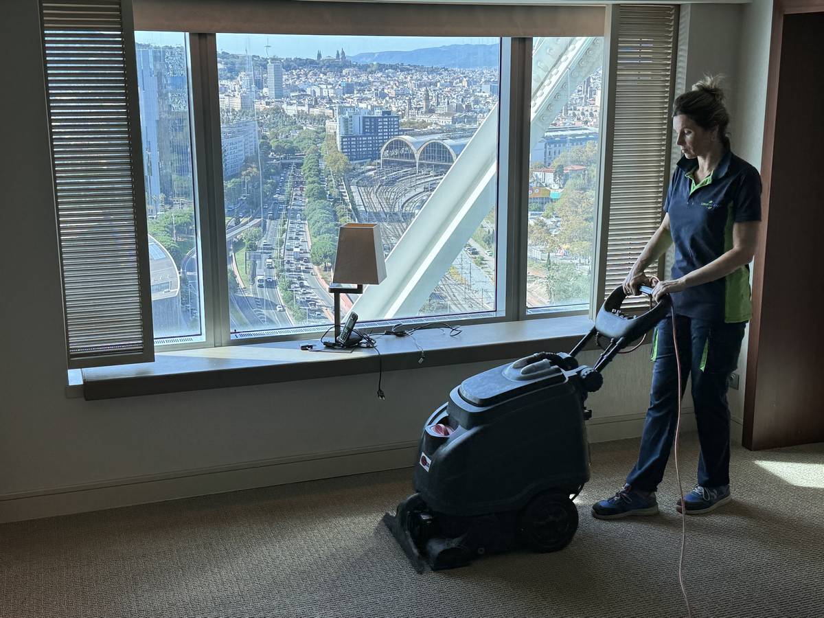 Limpieza y mantenimiento de la moqueta en un hotel