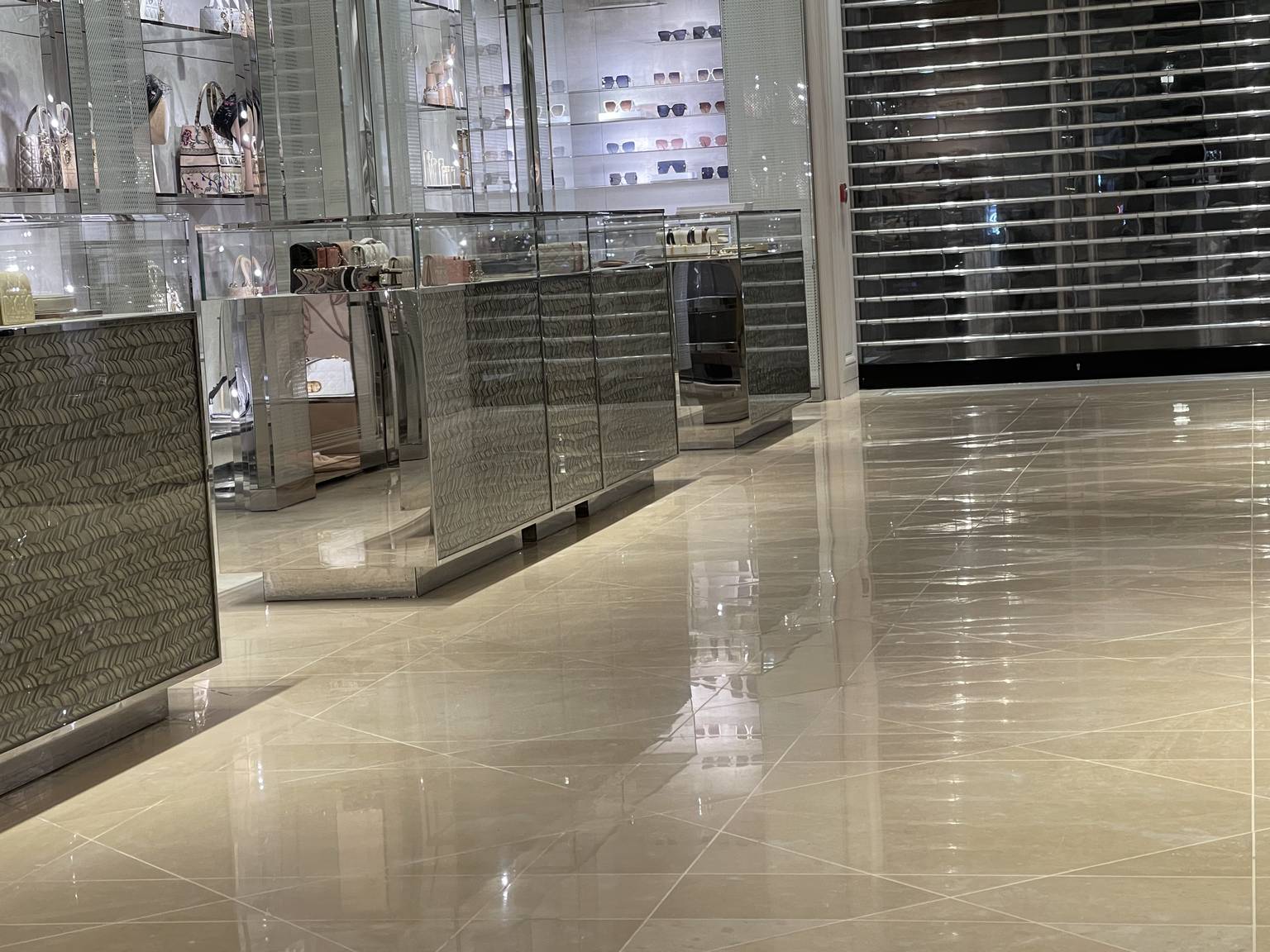 Limpiar mármol en Barcelona, caso práctico de limpieza regular en una tienda de artículos de lujo en Barcelona