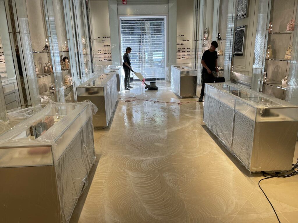 Limpiar mármol en Barcelona, operarios especializados Logic Clean trabajando