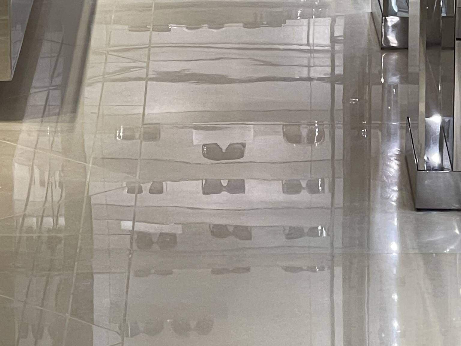Limpiar mármol: caso práctico de la tienda Christian Dior Barcelona, detalle del suelo de mármol