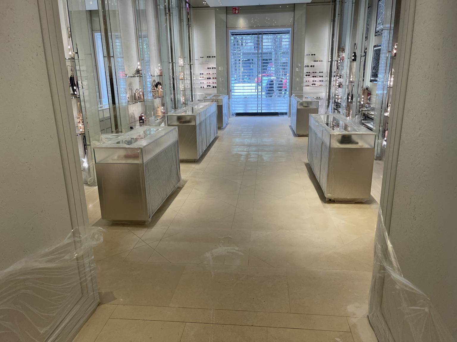 Limpiar marmol: caso practico tienda flagship Christian Dior con suelo de marmol
