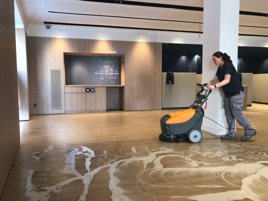 Ejemplo de limpieza post obra en sucursal bancaria Caixabank Barcelona