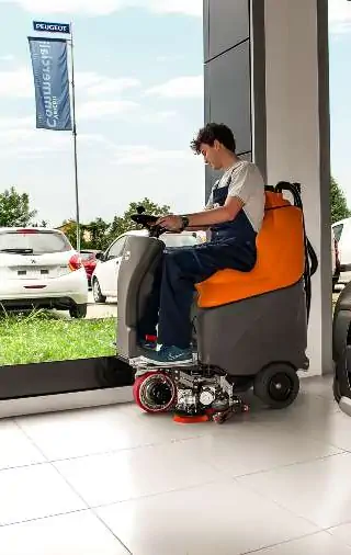 Maquinaria de limpieza suelos conductor sentado _ mobile