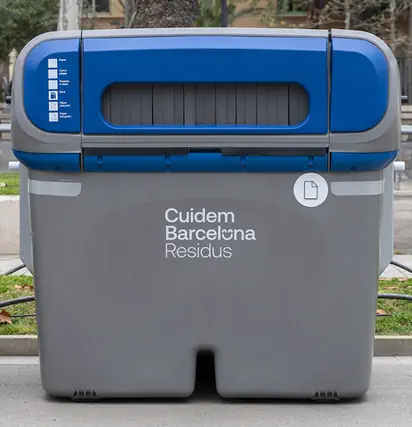 El reciclaje de papel comienza en los contenedores azules - Contenedor de papel para reciclar en Barcelona